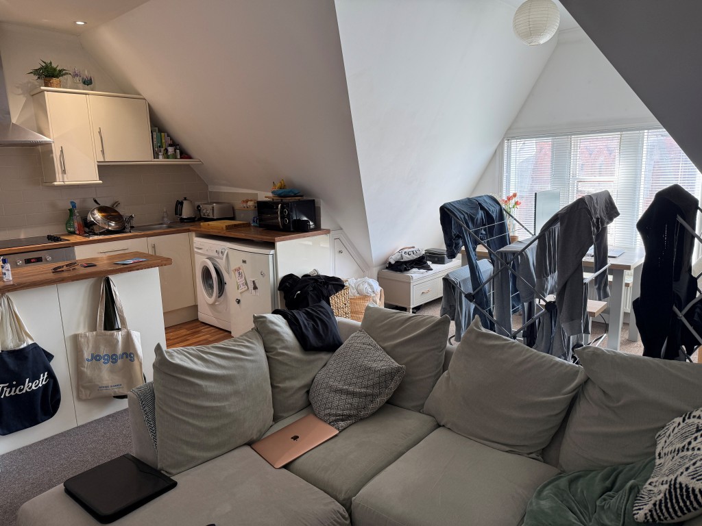 Lot: 78 - FREEHOLD MIXED USE INVESTMENT IN TOWN CENTRE - Third floor living room with kitchen